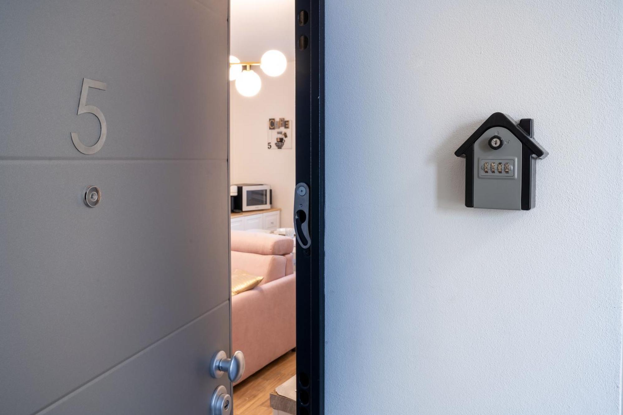 Lora Flowers Suite, Free Parking,self Check In, 5 Appartement *