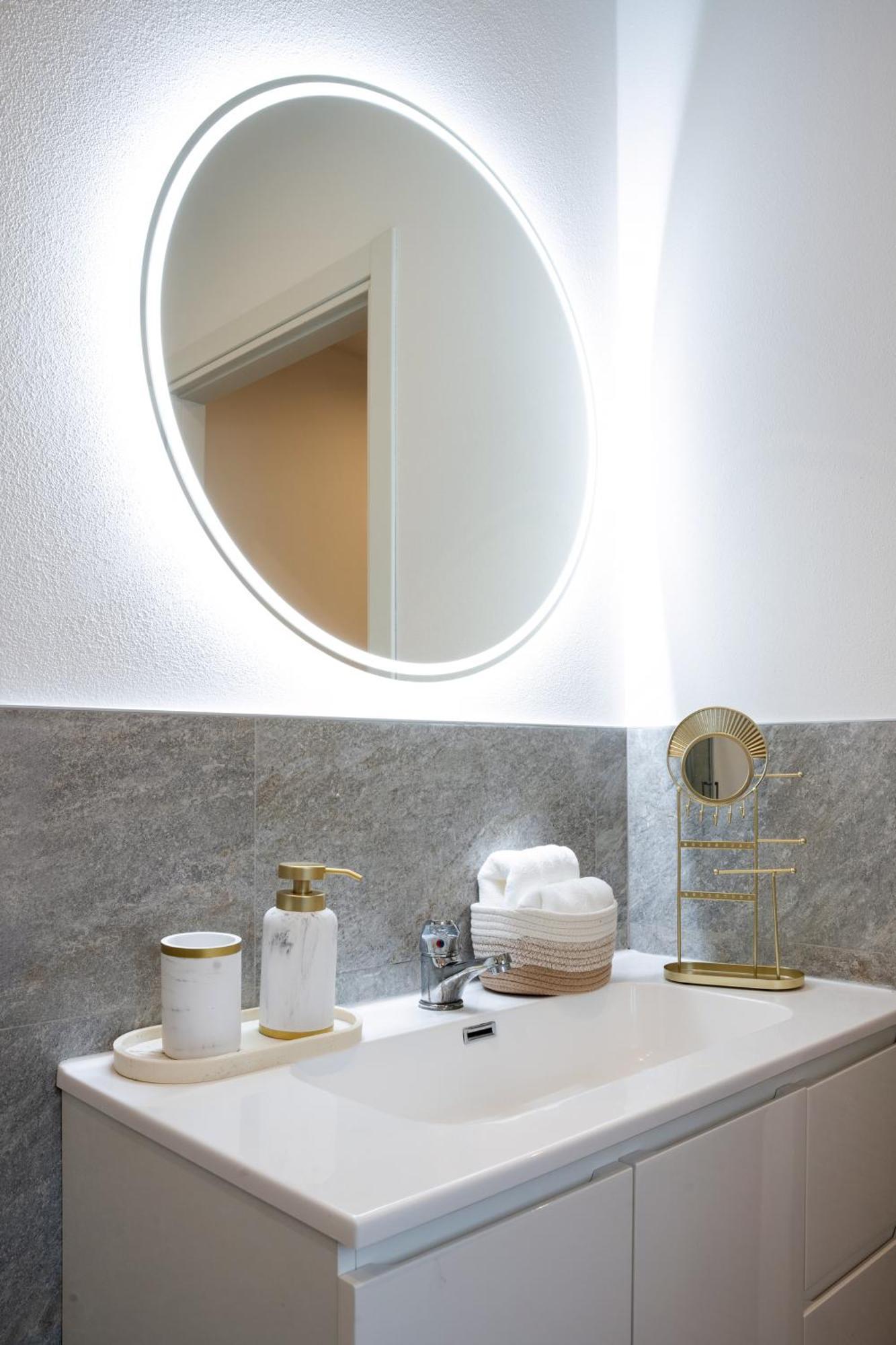 Lora Flowers Suite, Free Parking,self Check In, 5 Appartement *