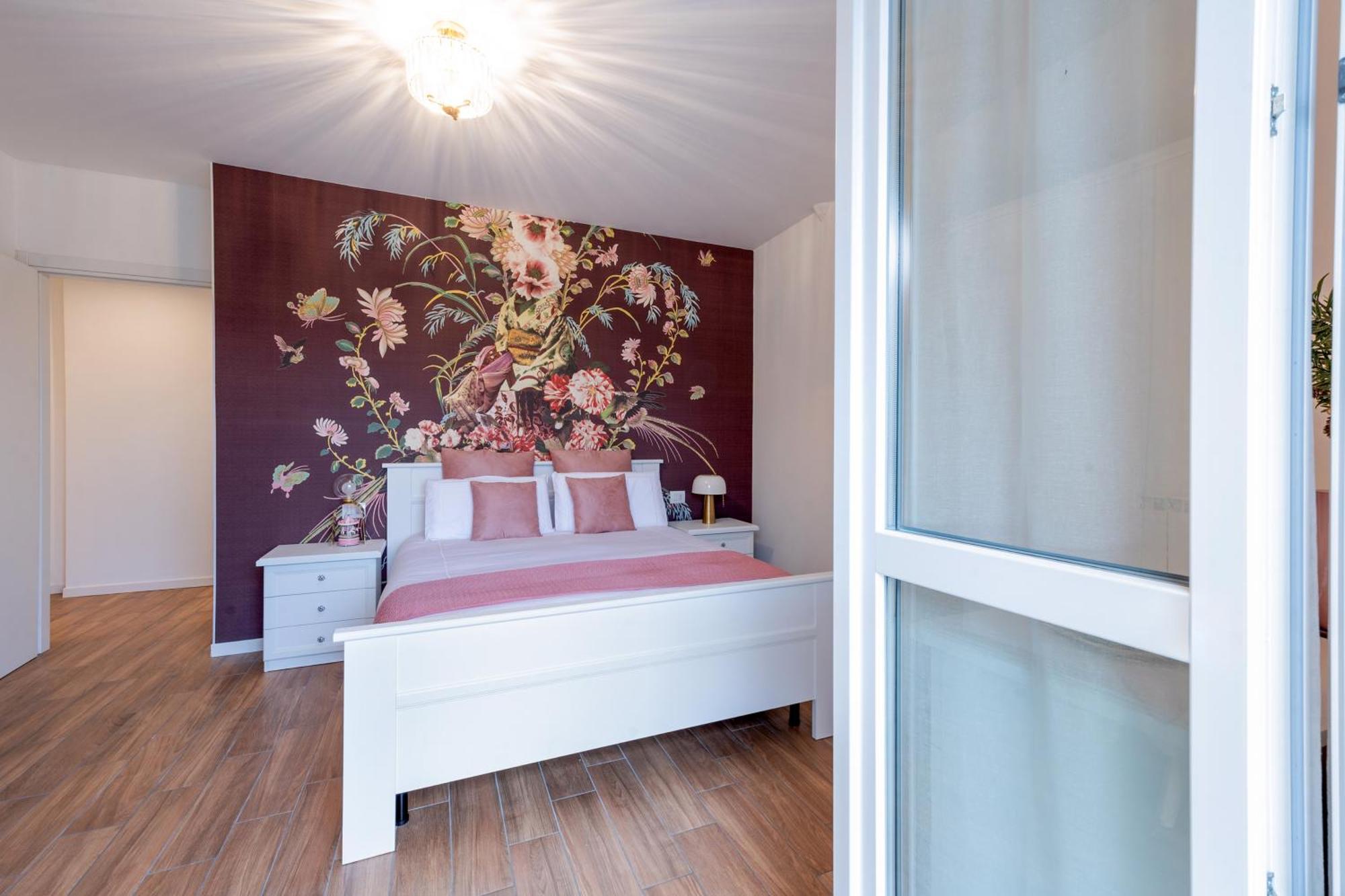 Lora Flowers Suite, Free Parking,self Check In, 5 Appartement Como